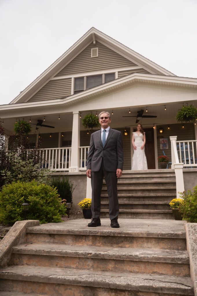 The bride's dad in place and ready for the first look.